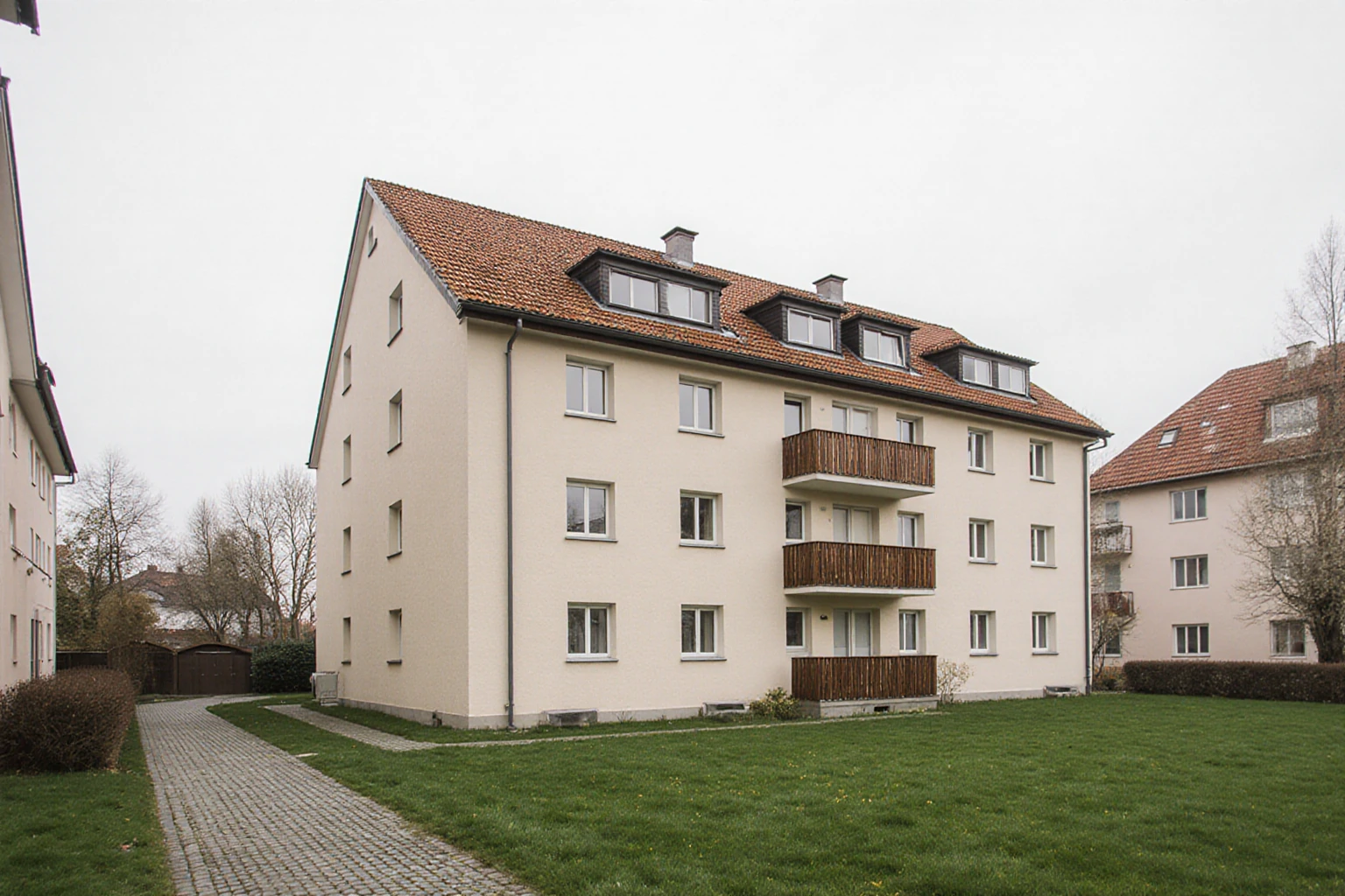Österreichisches Mehrparteienhaus mit Balkonen und Grünfläche